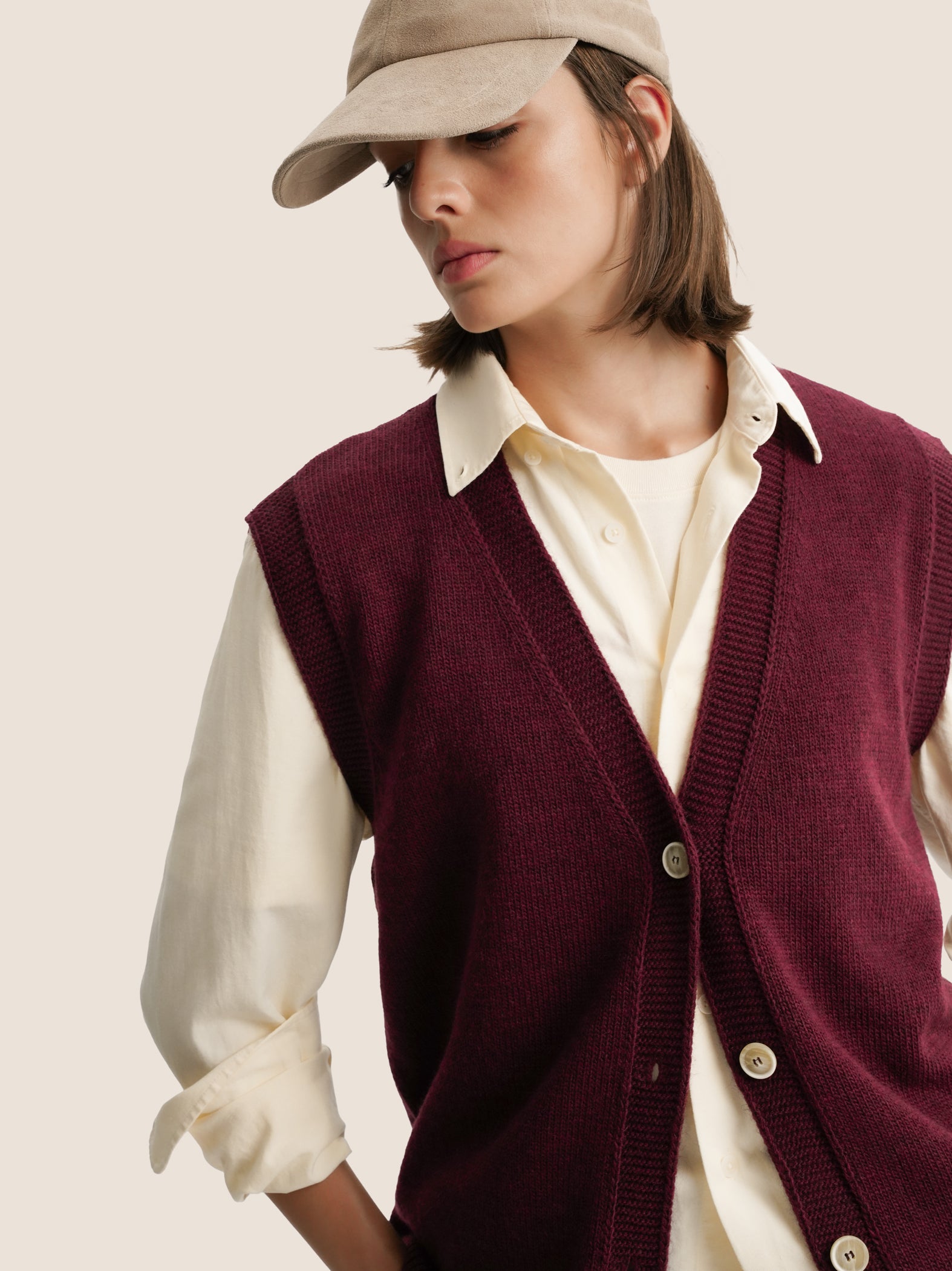 BURGUNDY KNITTED VEST